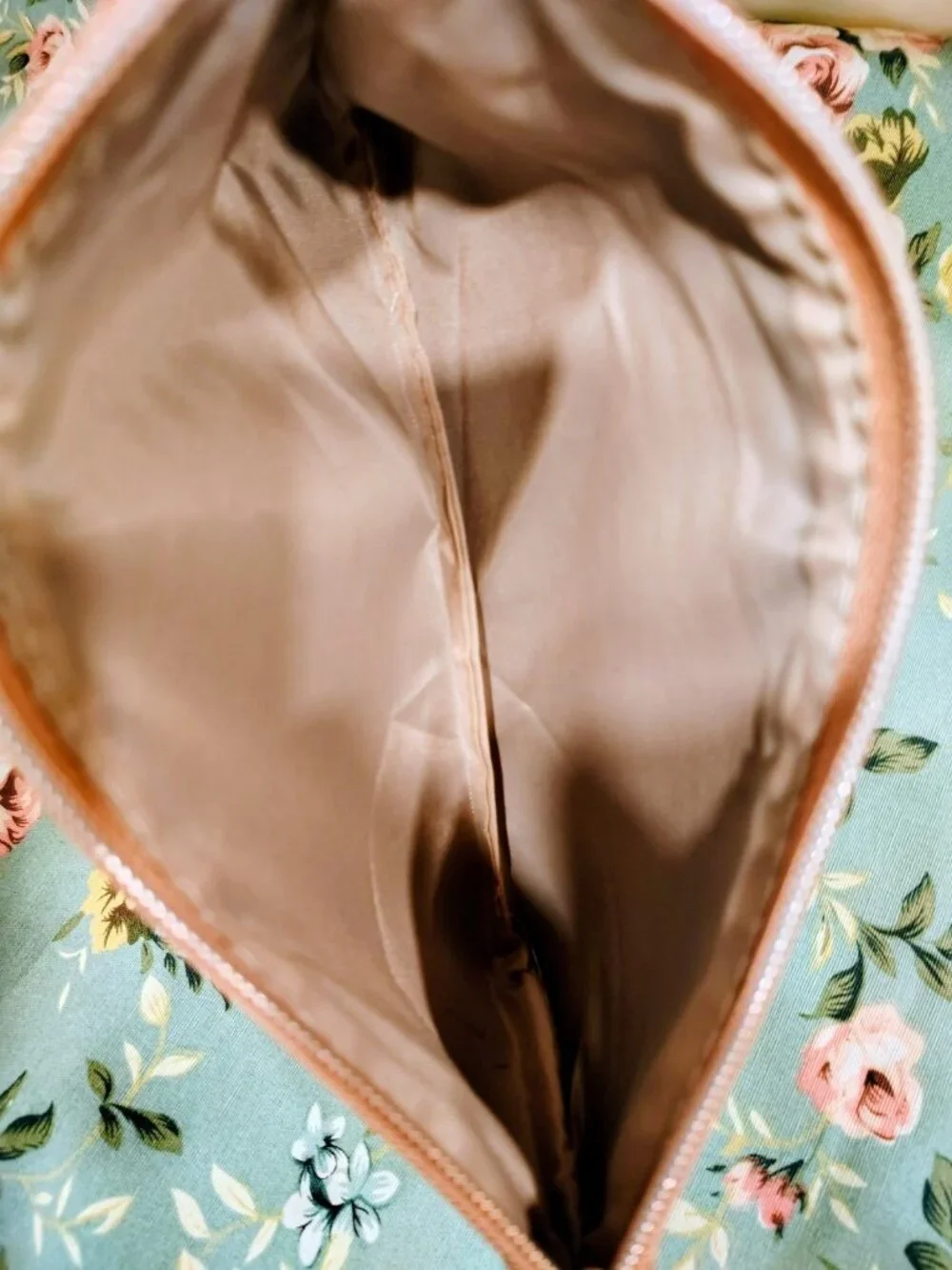 NWOT Texamo Rose Gold Metallic Makeup Bag
